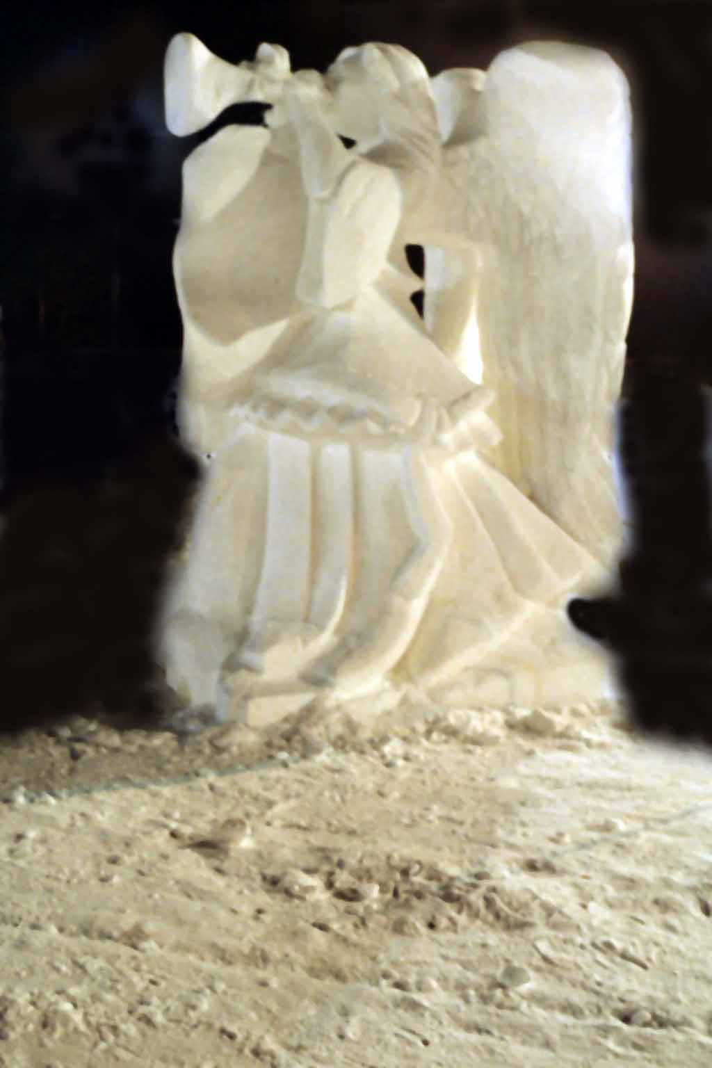 angel31.jpg (86980 bytes)
