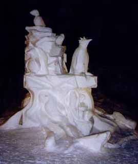 penguinsatplay3.jpg (48755 bytes)